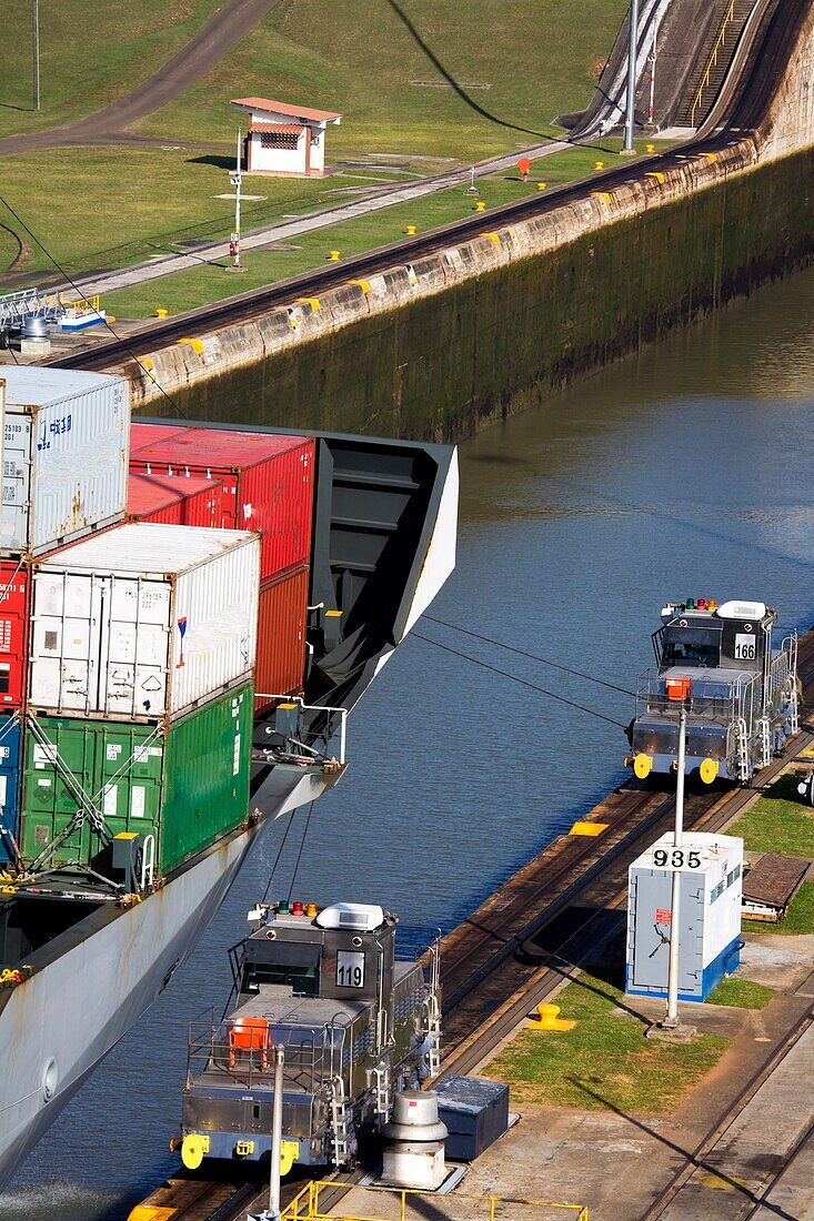 Miraflores-Schleusen, Panamakanal, Panama, Mittelamerika; Containerschiff in Schleuse