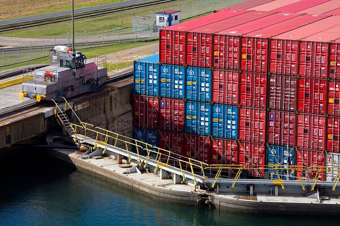 Gatun-Schleusen, Panamakanal, Panama, Mittelamerika; Containerschiff in Schleuse