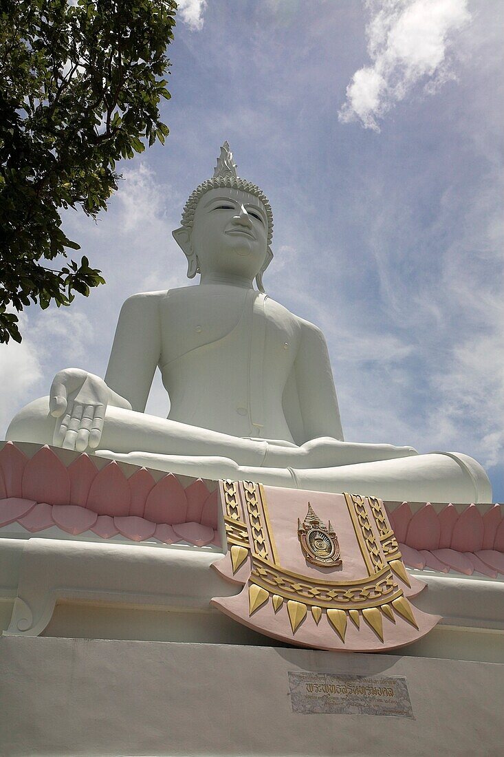 Niedriger Blickwinkel auf Buddha und Tempel; Phra Buddhasurintaramongkol, Isan, Thailand