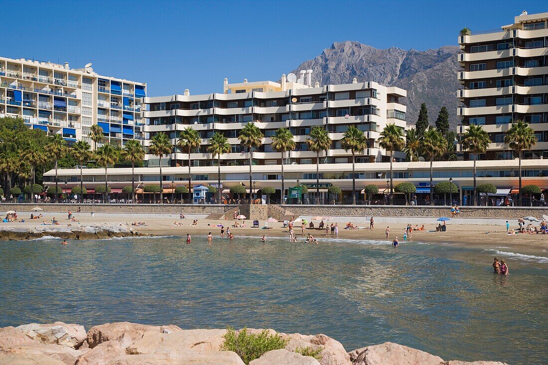 Panoramaaufnahme eines Hotels am Strand