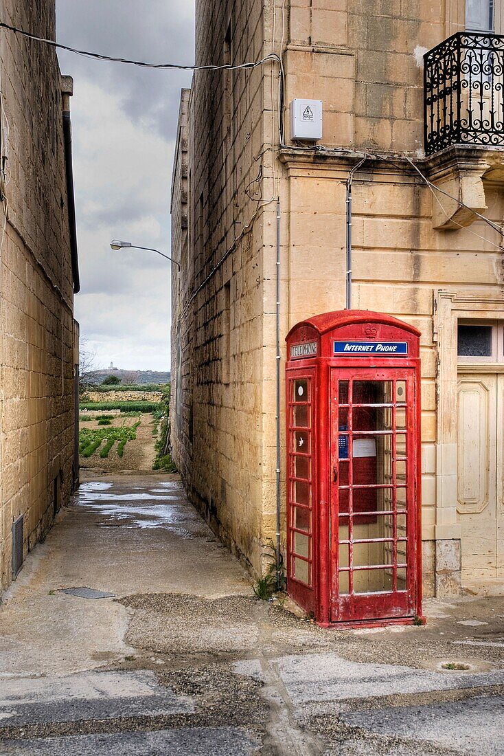 Telefonzelle vor einem Gebäude; Malta, Mittelmeerraum