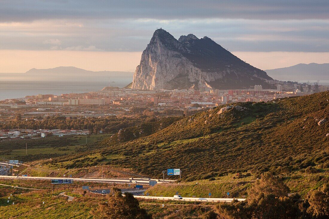 Panoramaaufnahme eines Hügels; La Linea De La Concepcion, Cadiz, Spanien