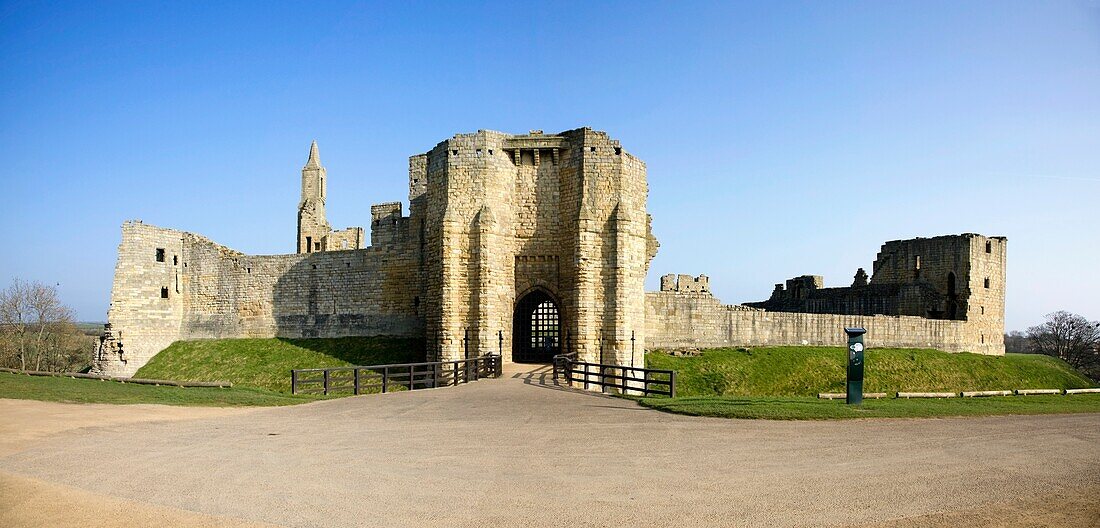 Ein Steingebäude mit Brücke und Tor; Northumberland, England