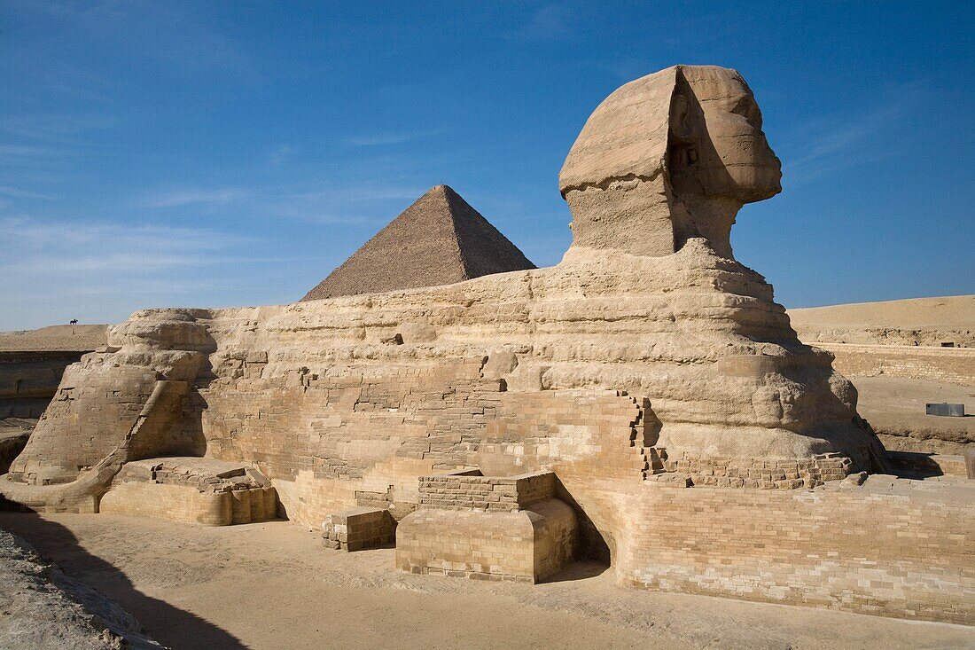 Die Sphinx mit der Pyramide im Hintergrund; Kairo, Ägypten, Afrika
