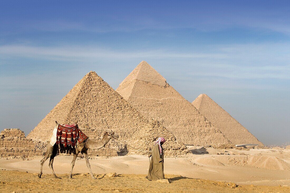 Ein Mann und ein Kamel in der Nähe der Pyramiden