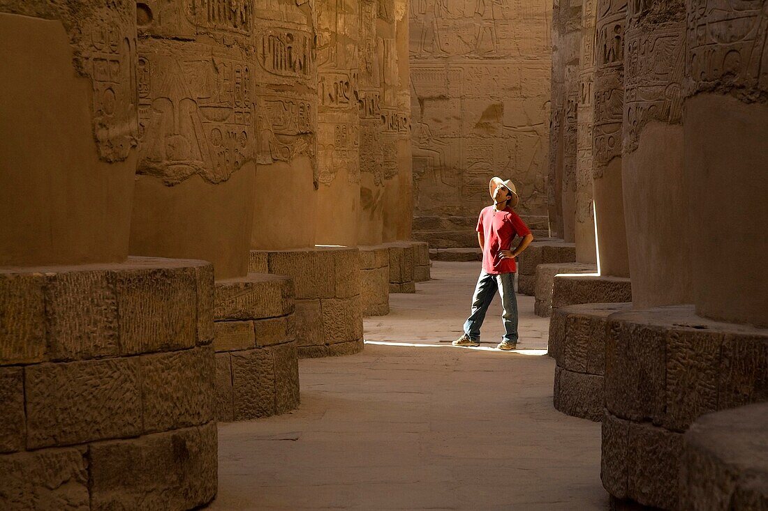 Mann steht im Karnak-Tempel; Luxor, Ägypten