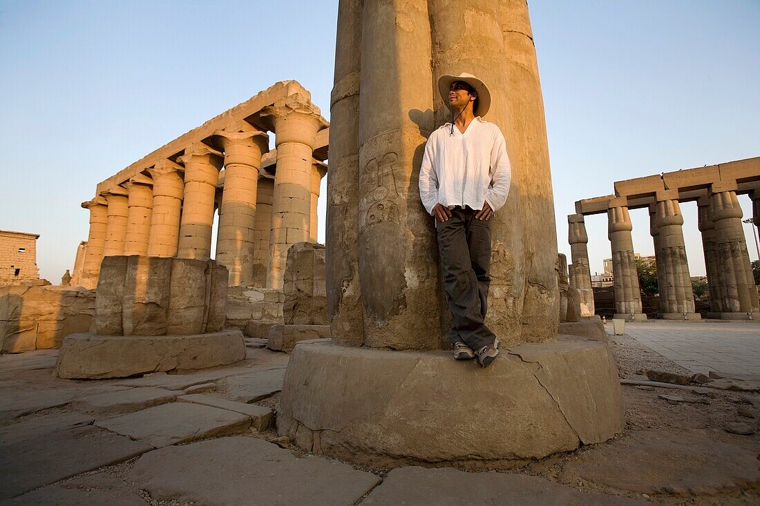 Mann im Luxor-Tempel