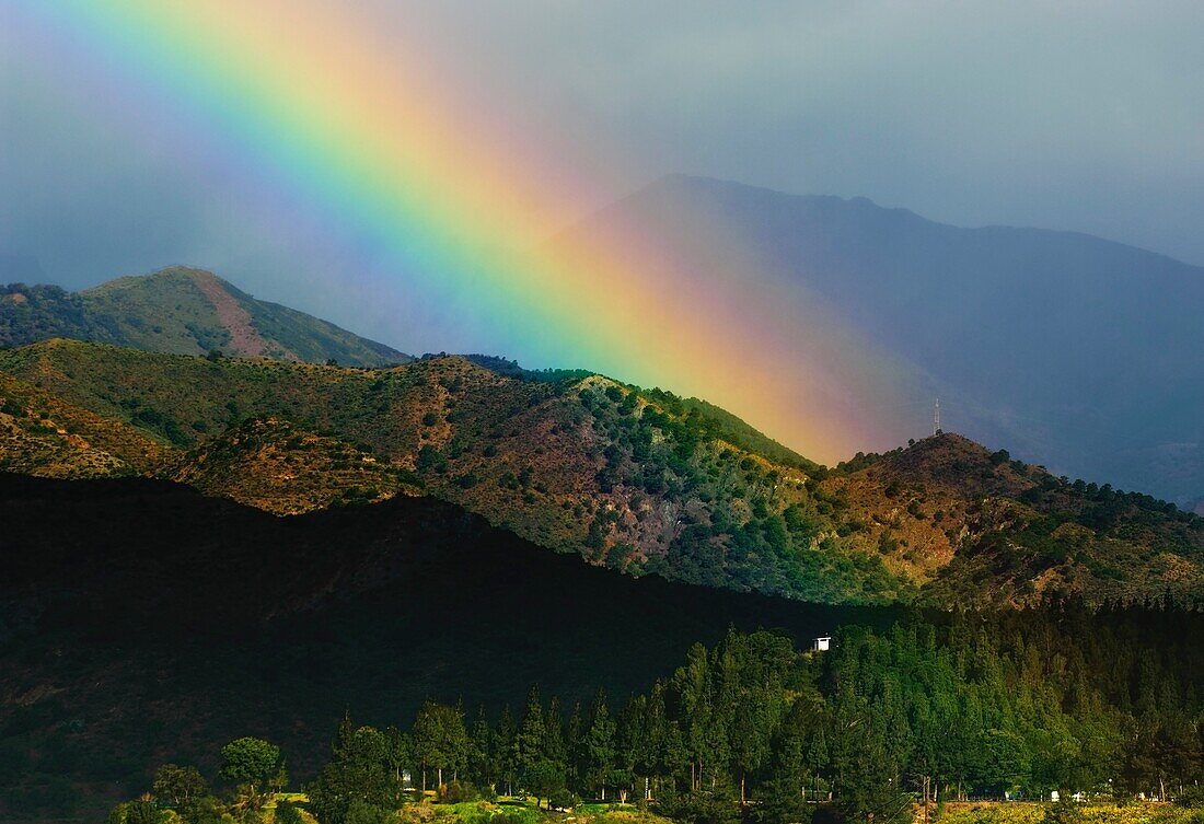 Regenbogen über einer Landstraße