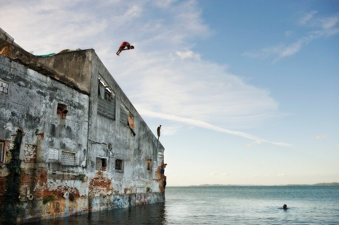 Menschen, die von einer Klippe springen; Bahia, Brasilien
