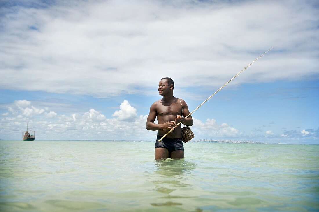 Mann fischt im Meer, Brasilien