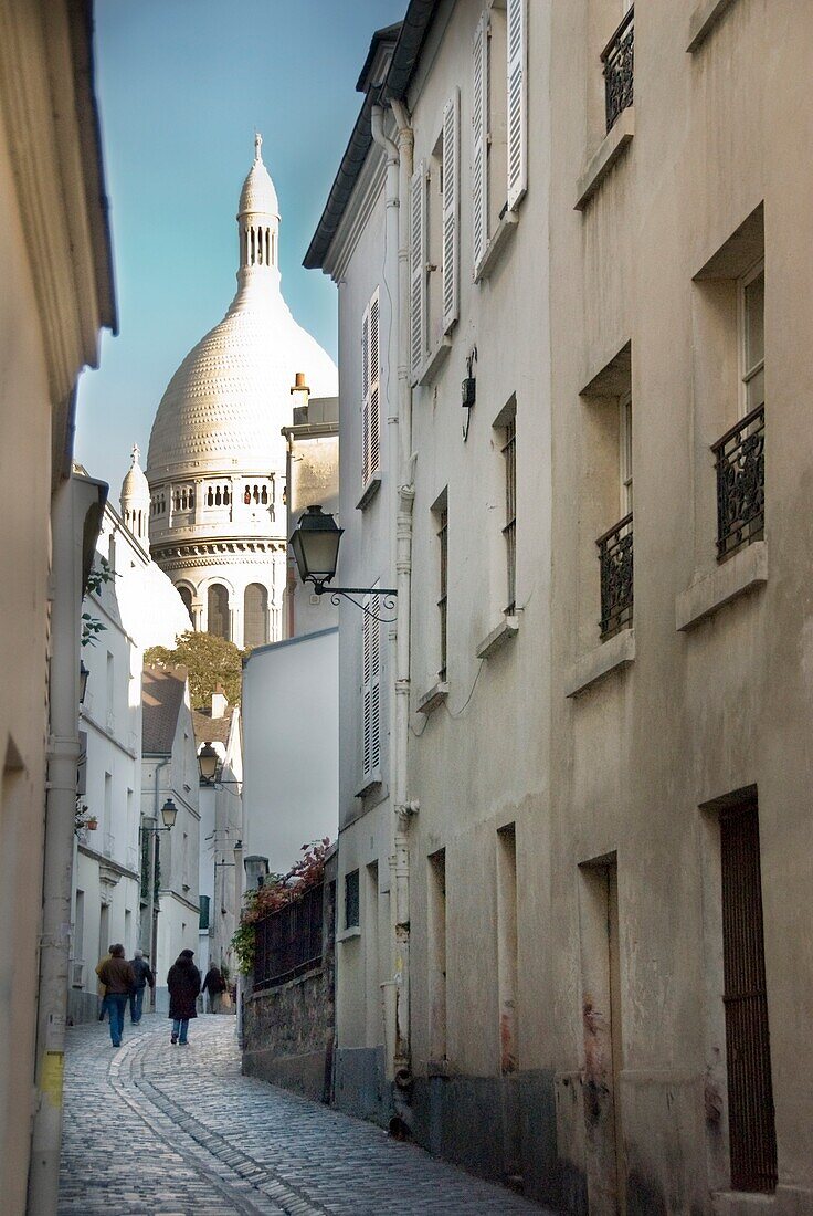 Basilika Sacre-Coeur am Ende einer engen Straße; Montmartre, Paris, Frankreich