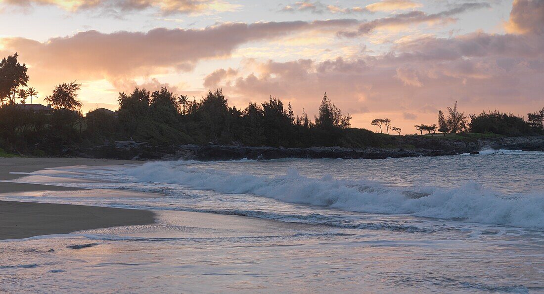 Sonnenaufgang am D.T. Fleming Beach Park, Maui, Hawaii, USA