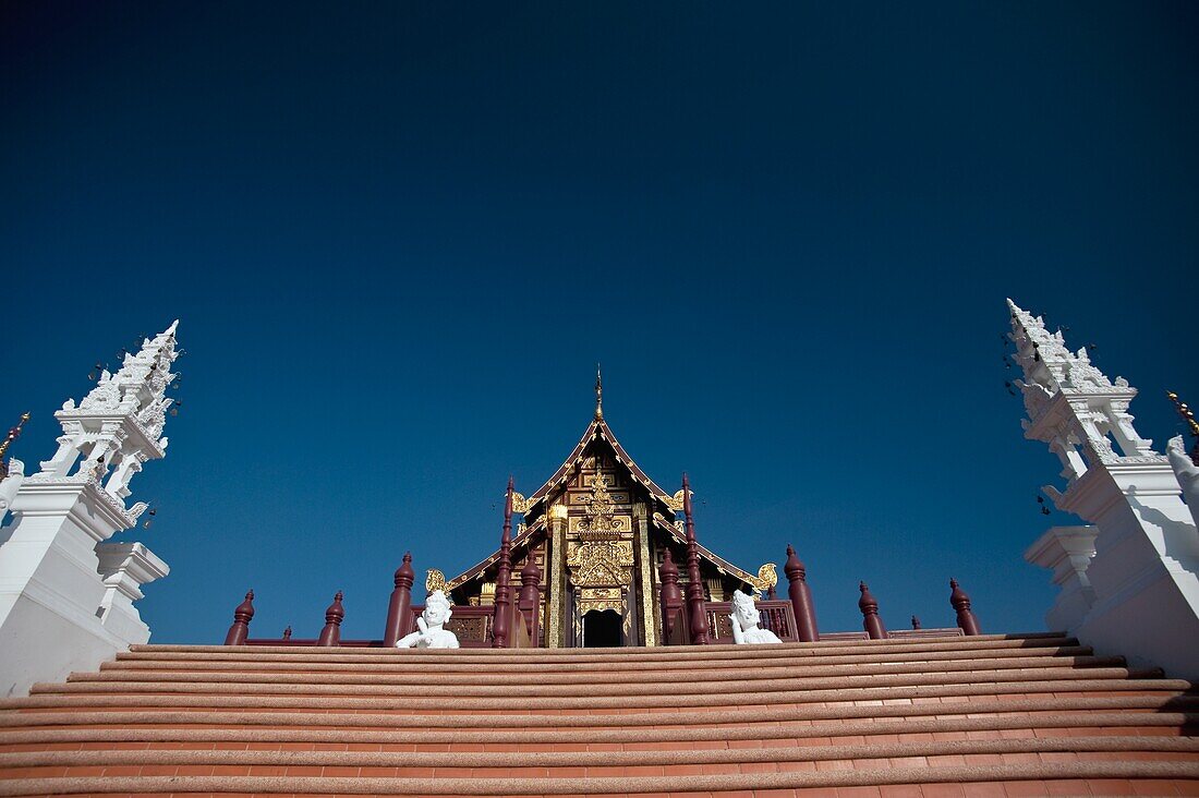Treppe zu den Rajapreuk-Gärten; Chiang Mai, Thailand