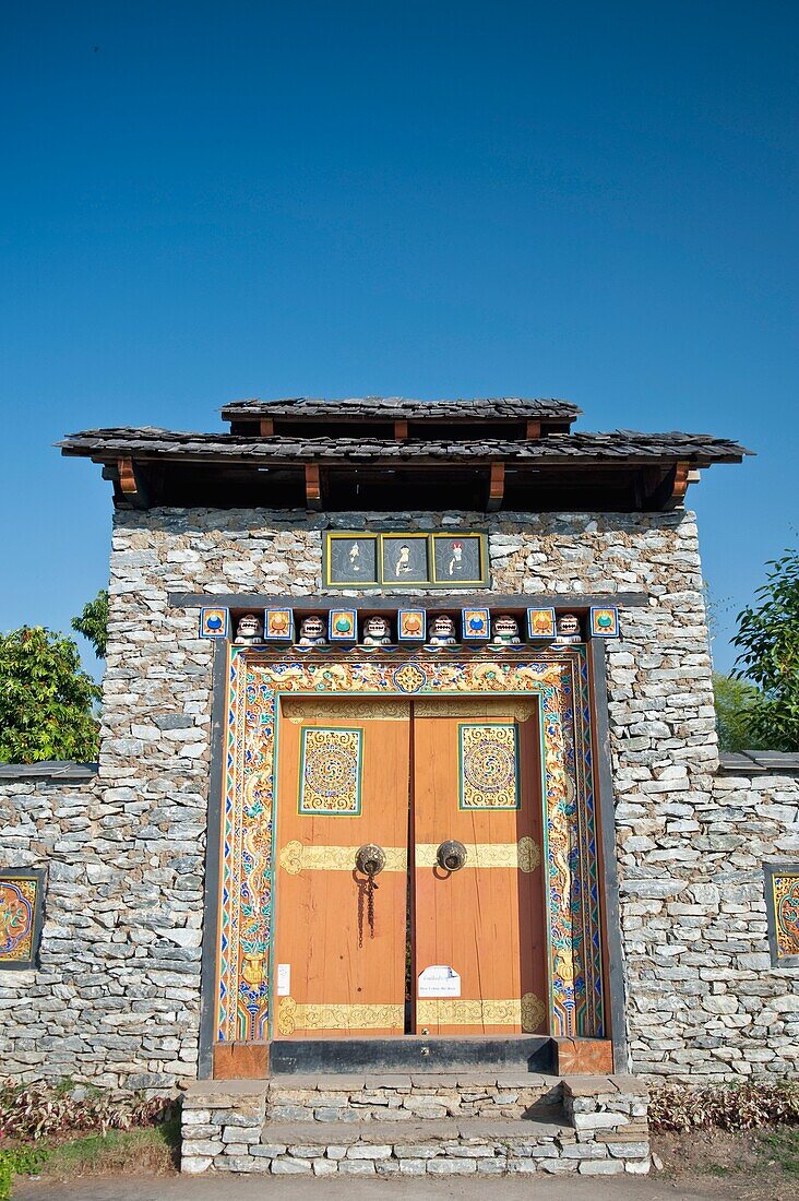 Bhutanische Malerei an einer Tür in einer Felswand, Bhutan