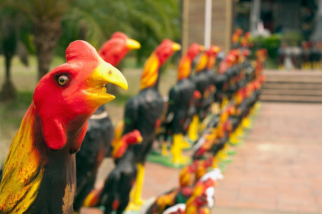 Statuen von Vögeln; Chiang Rai, Thailand