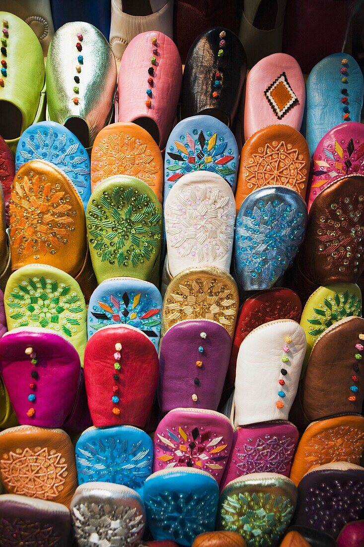 Schuhauslage in einem Geschäft in Essaouira, Marokko