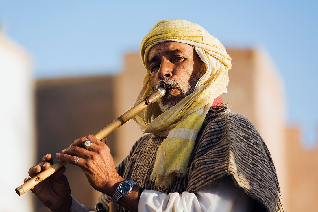 Porträt eines Flöte spielenden Mannes in Essaouira, Marokko