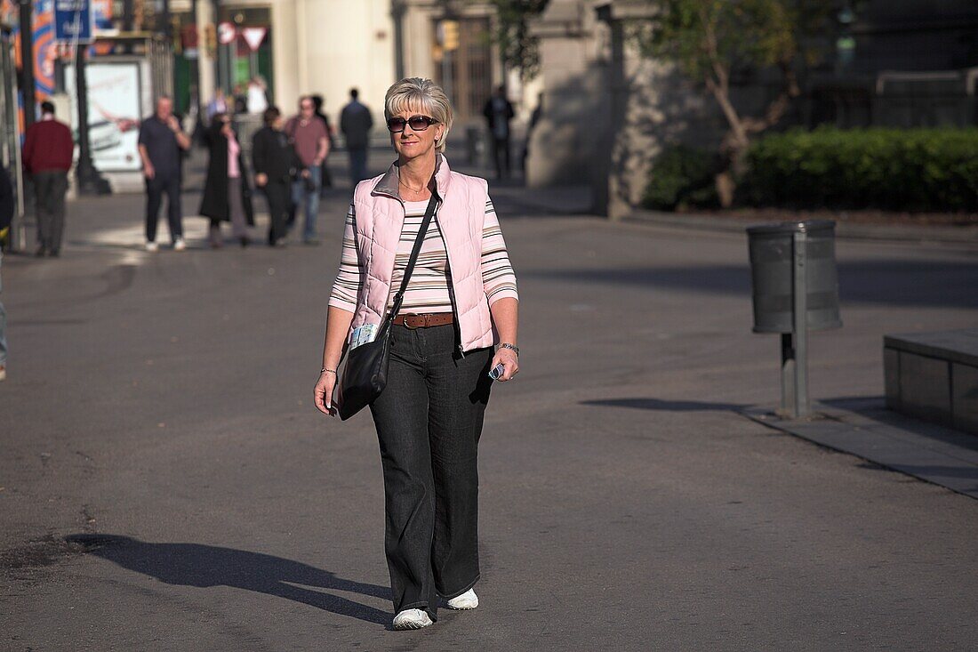 Frau geht La Rambla hinauf, Barcelona, Spanien