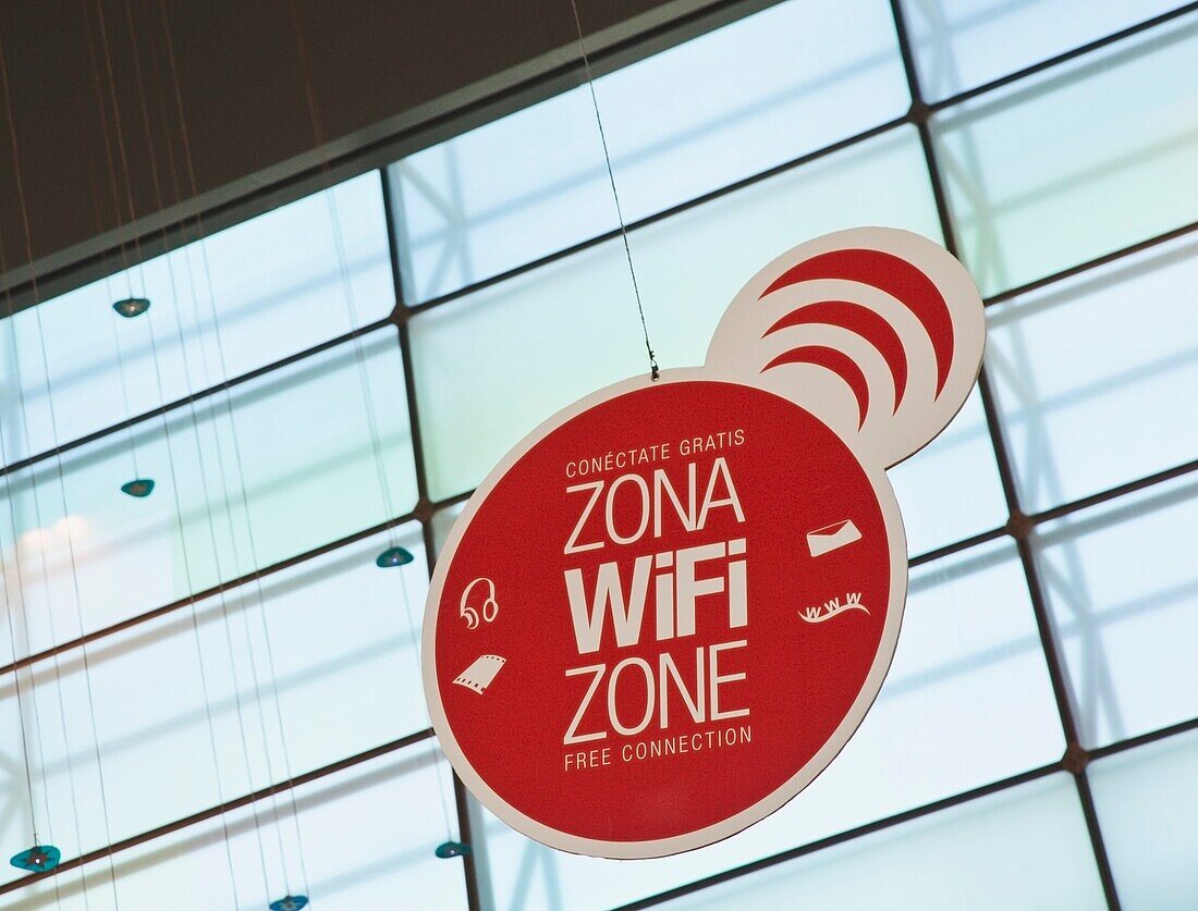 Wifi-Zone mit Werbung auf Spanisch und Englisch