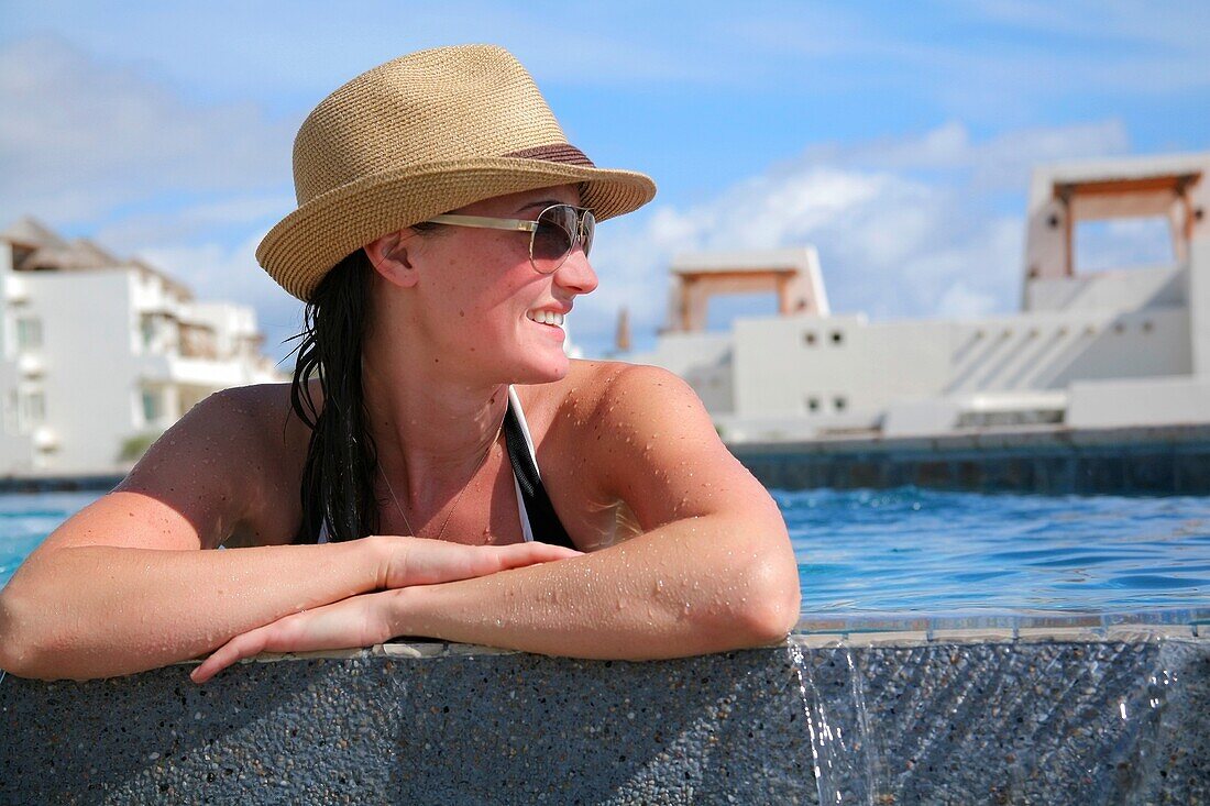 Junge Frau im Pool, Cabo San Lucas, Mexiko