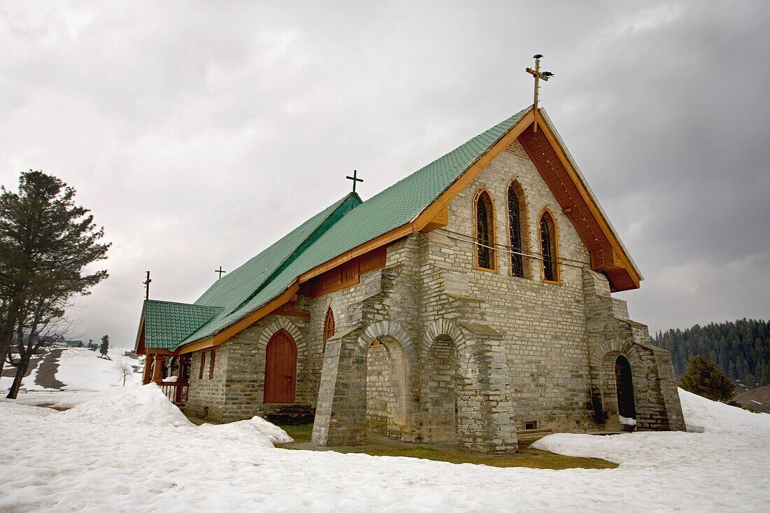 Außenansicht einer Kirche im Winter