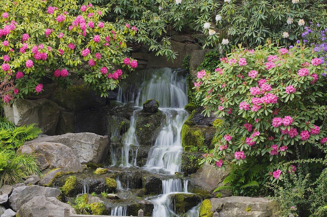 Springbrunnen in malerischen Gärten