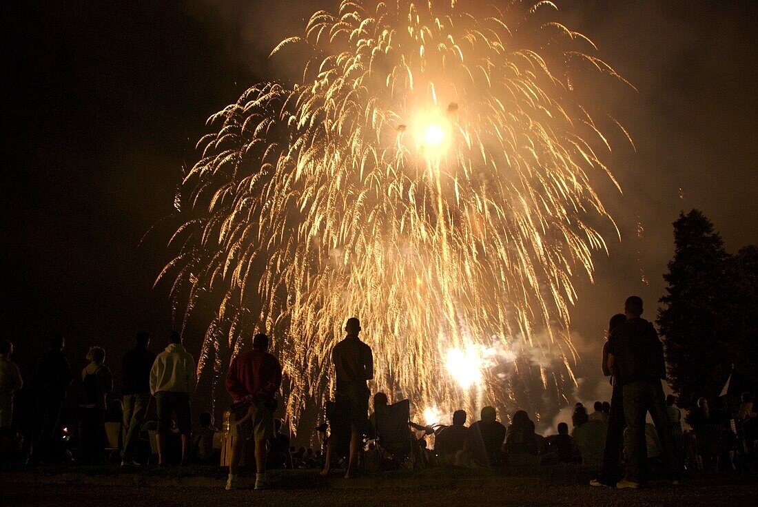 Menschen beobachten ein Feuerwerk