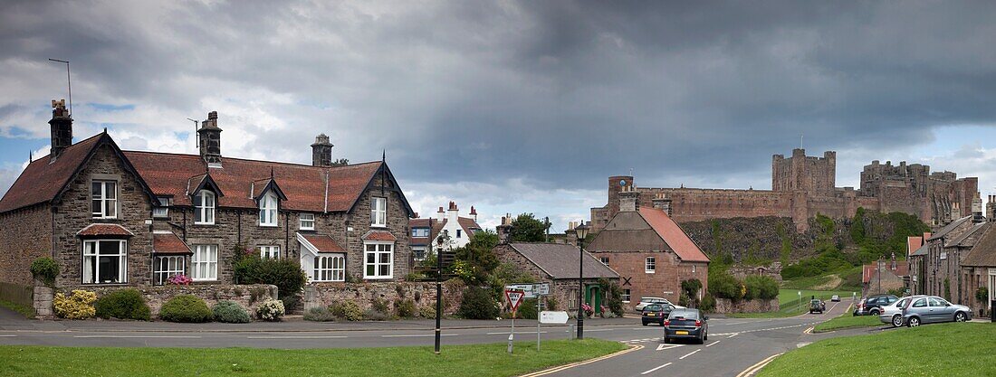 Stadt mit Bamburgh Castle im Hintergrund, Bamburgh, Northumberland, England