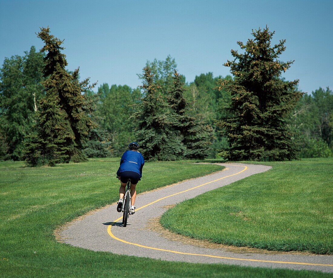Radfahren auf einem Weg, North Glenmore Park, Calgary, Alberta, Kanada