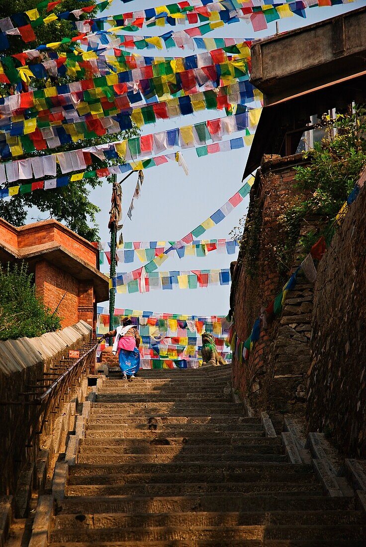 Erklimmen der Stufen zur Swayambhunath Stupa in Kathmandu, Nepal