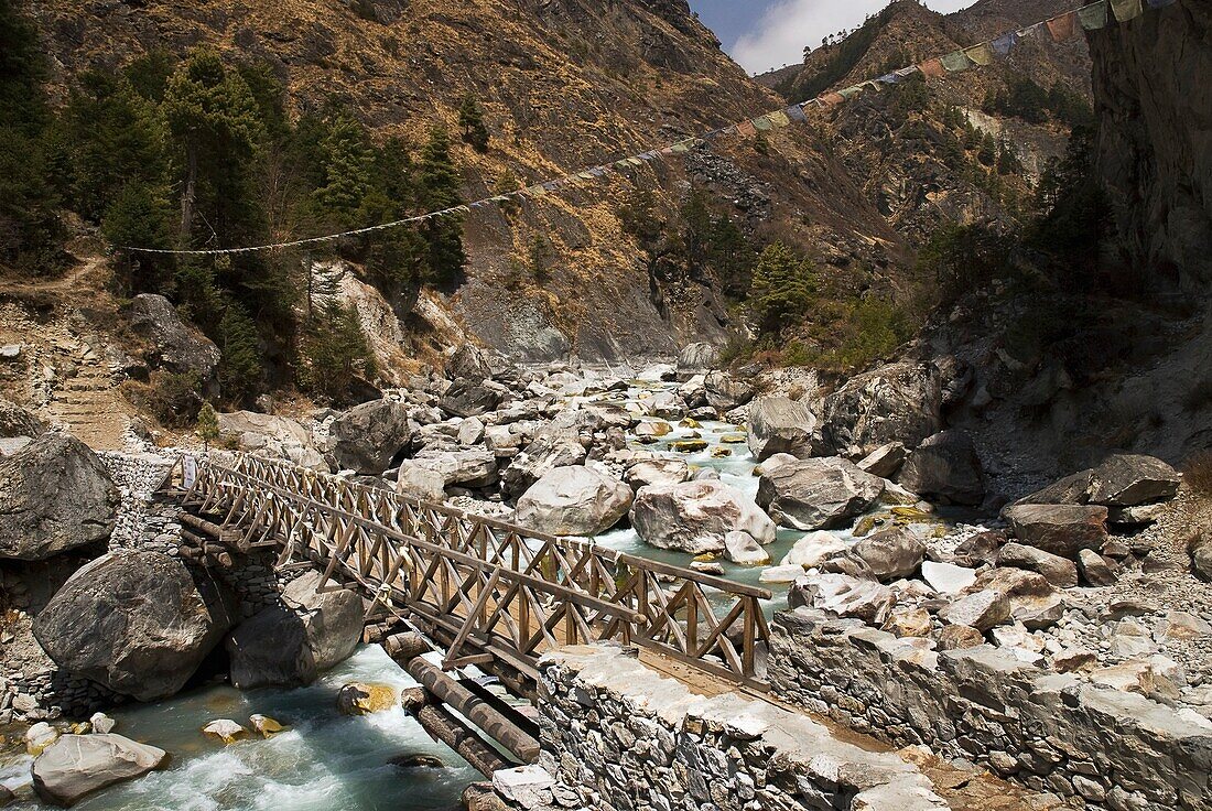 Brücke über den Dudh Kosi Fluss; Dudh Kosi Fluss, Nepal