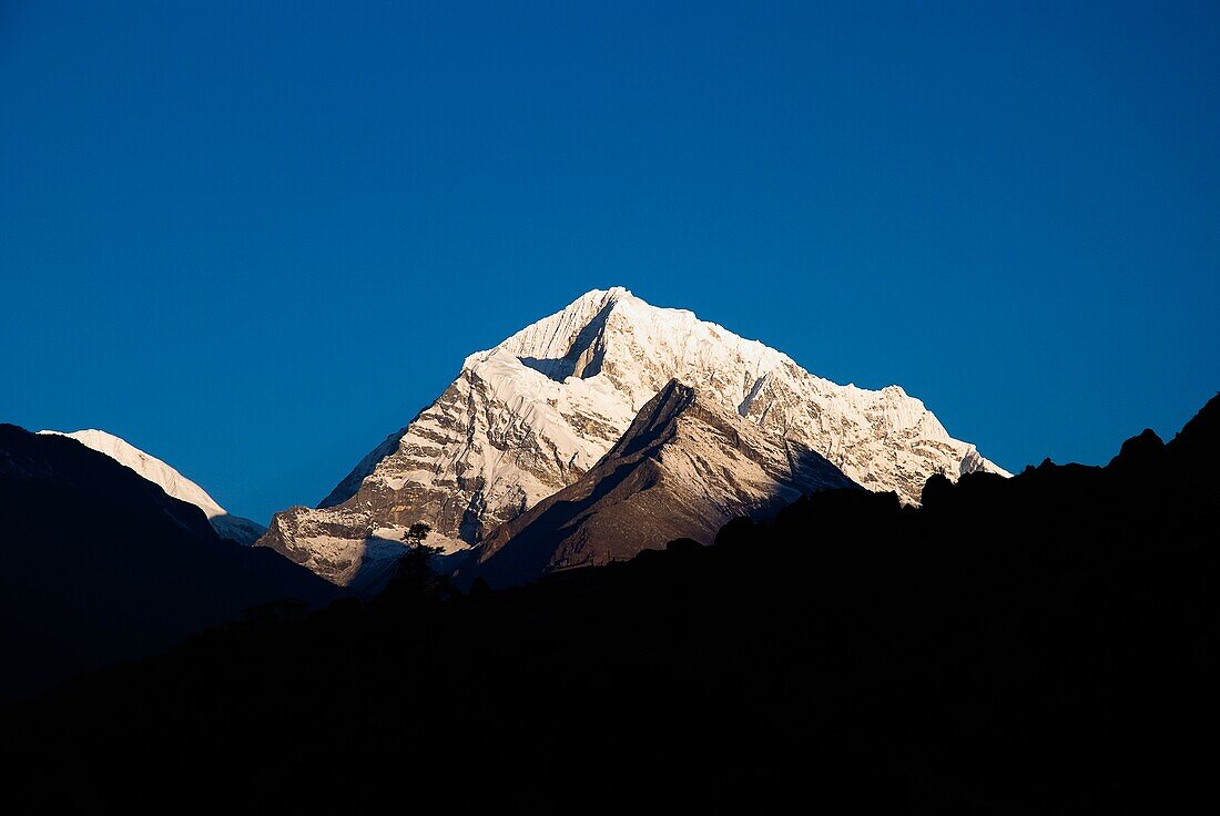 Sonnenaufgang auf den Gipfeln über Namche Bazaar, Nepal