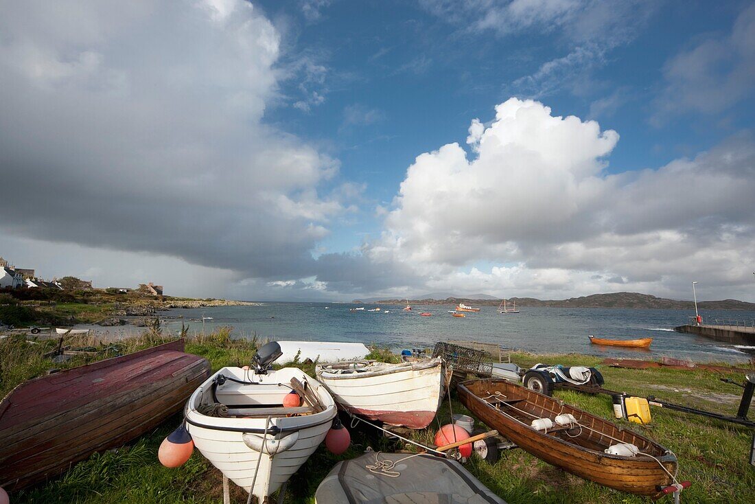 Boote am Ufer, Insel Iona, Schottland