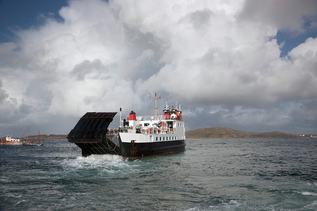 Boot im Wasser, Insel Iona, Schottland