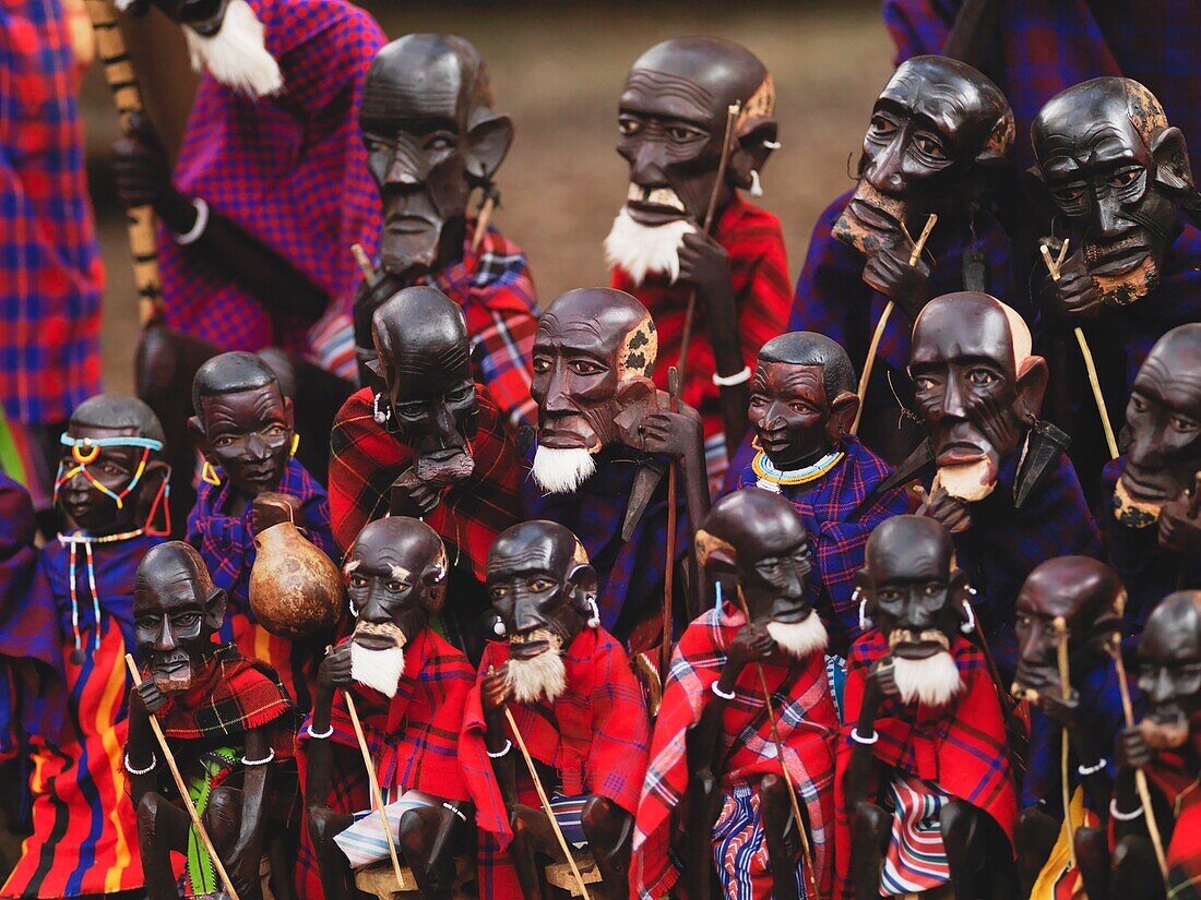 Kunsthandwerk nach dem Vorbild afrikanischer männlicher Stammesangehöriger