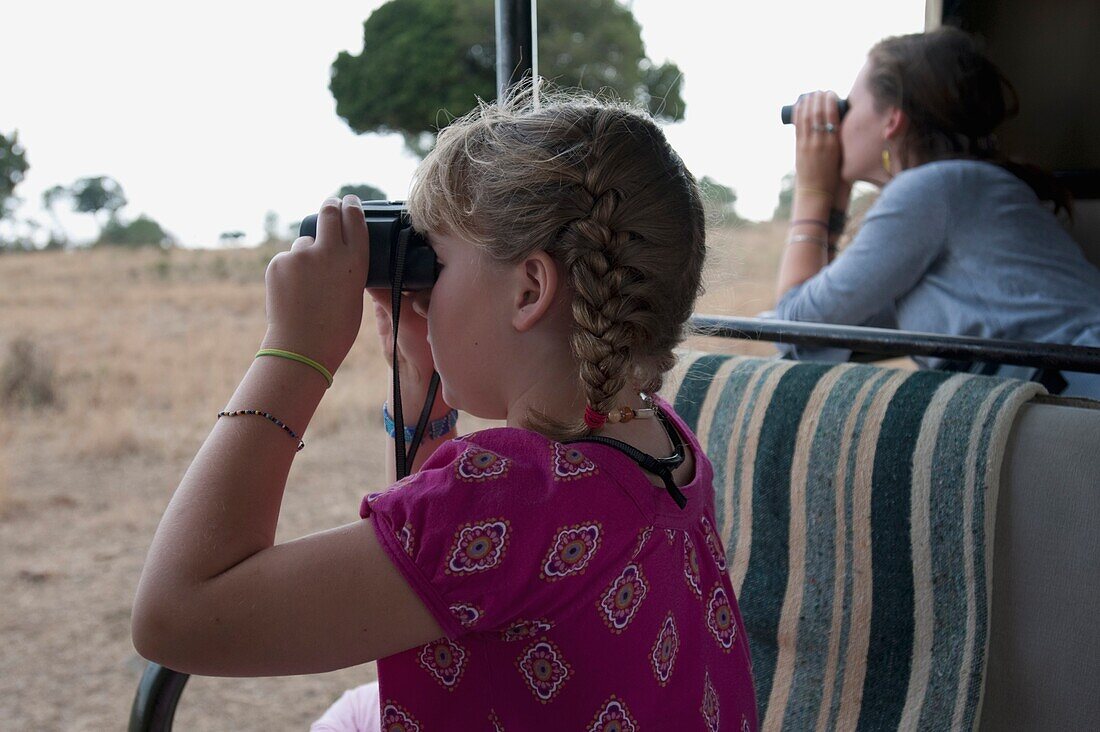 Kinder mit Ferngläsern, Kenia, Afrika