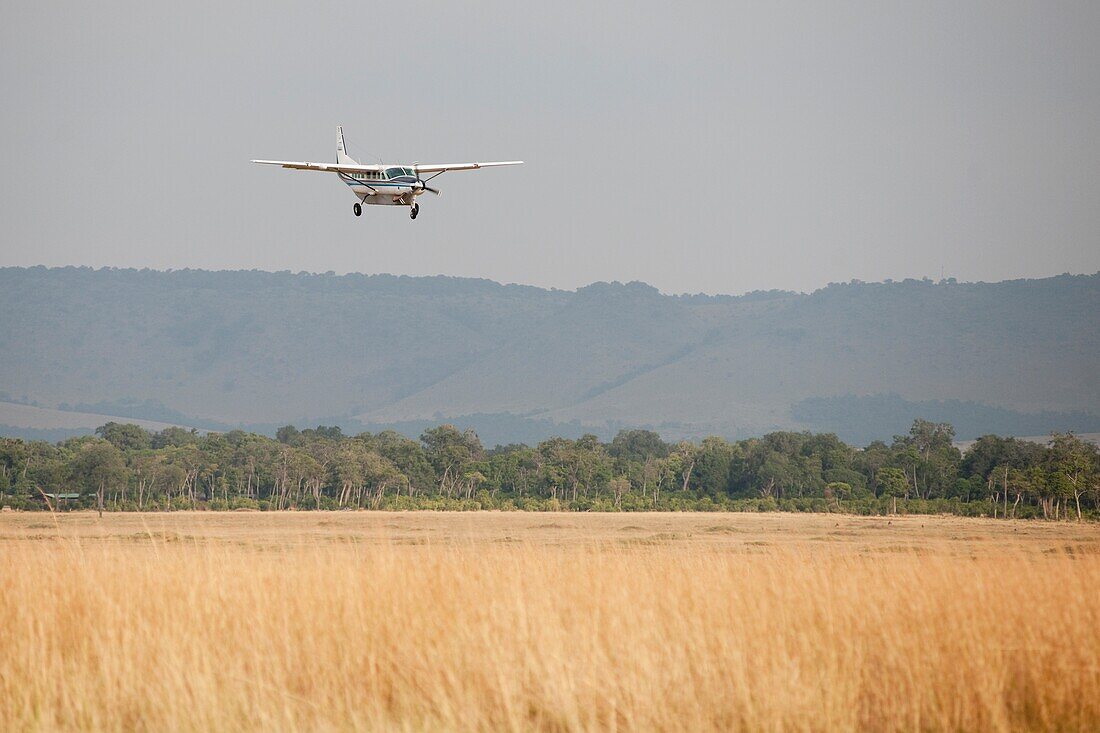 Flugzeug über Feld, Kenia, Afrika