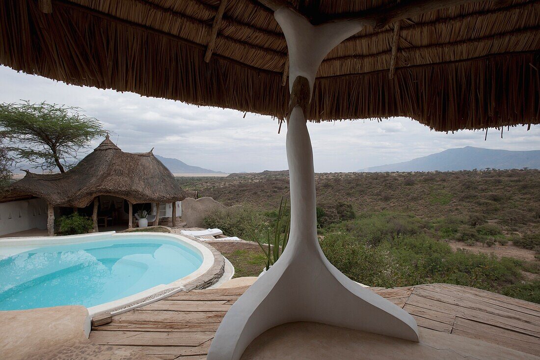 Pool und Skulptur in der Shompole Lodge, Kenia, Afrika