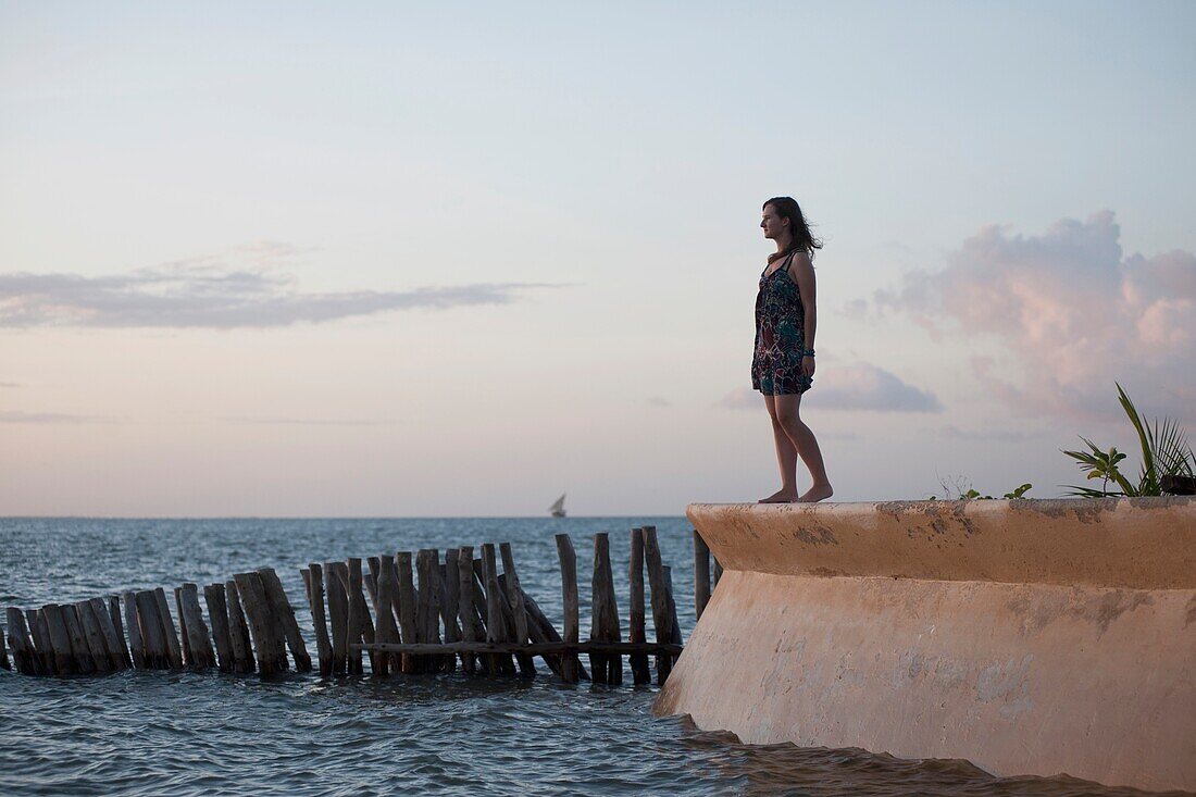 Frau schaut auf das Wasser, Manda Bay Resort, Kenia, Afrika