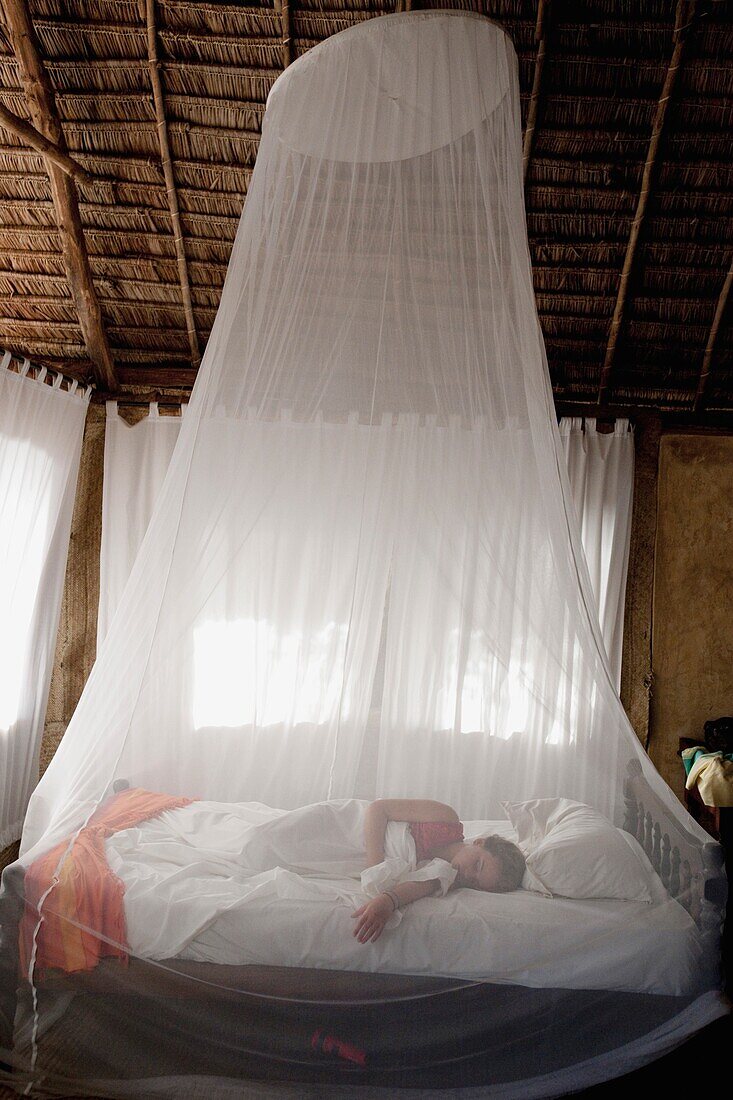 Schlafen unter einem Netz, Manda Bay Resort, Lamu Archipel, Kenia, Afrika