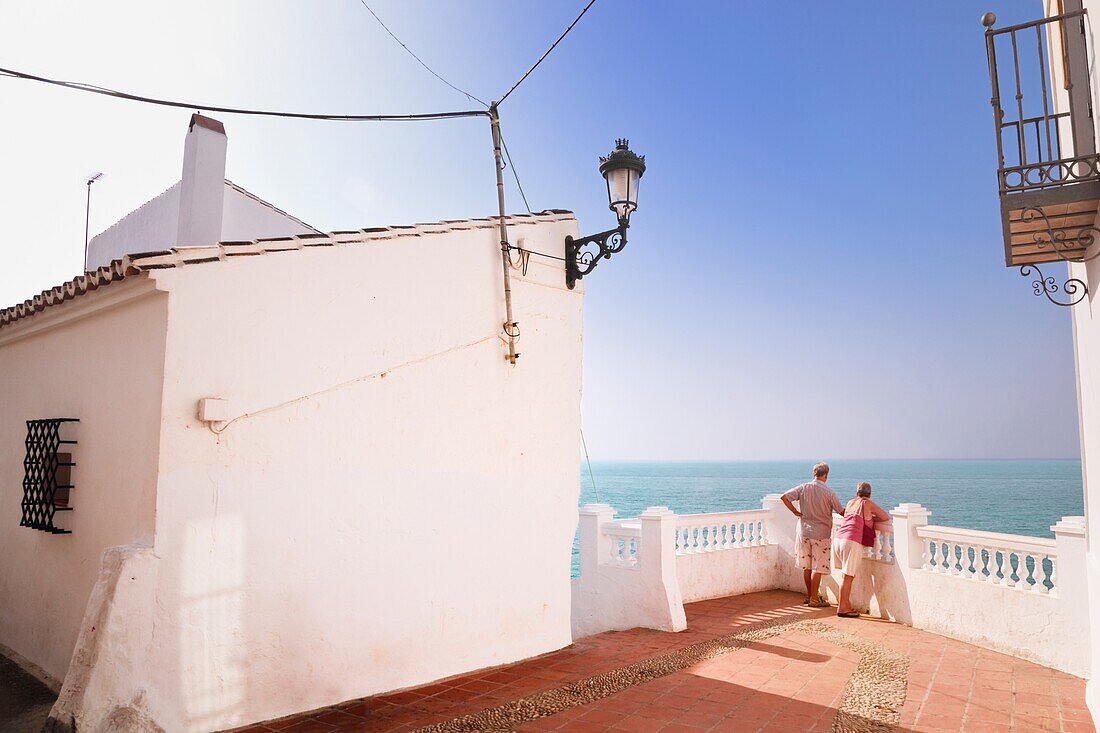 Pärchen bewundert Meerblick vom Balkon in der Calle Carabeo, Nerja, Costa Del Sol, Malaga, Spanien