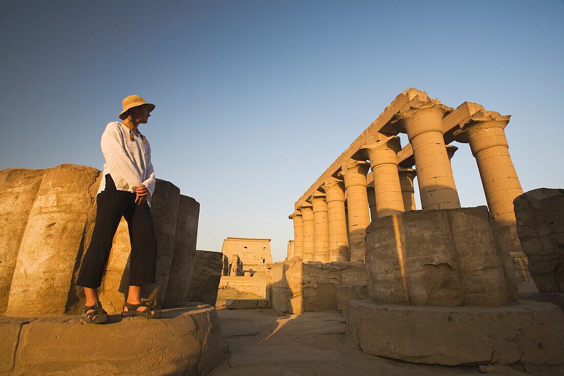 Touristin am Tempel von Luxor, Ägypten