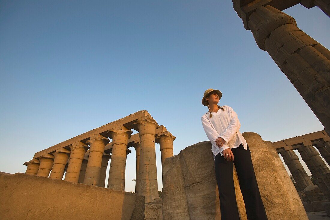 Touristin im Tempel von Luxor, Ägypten