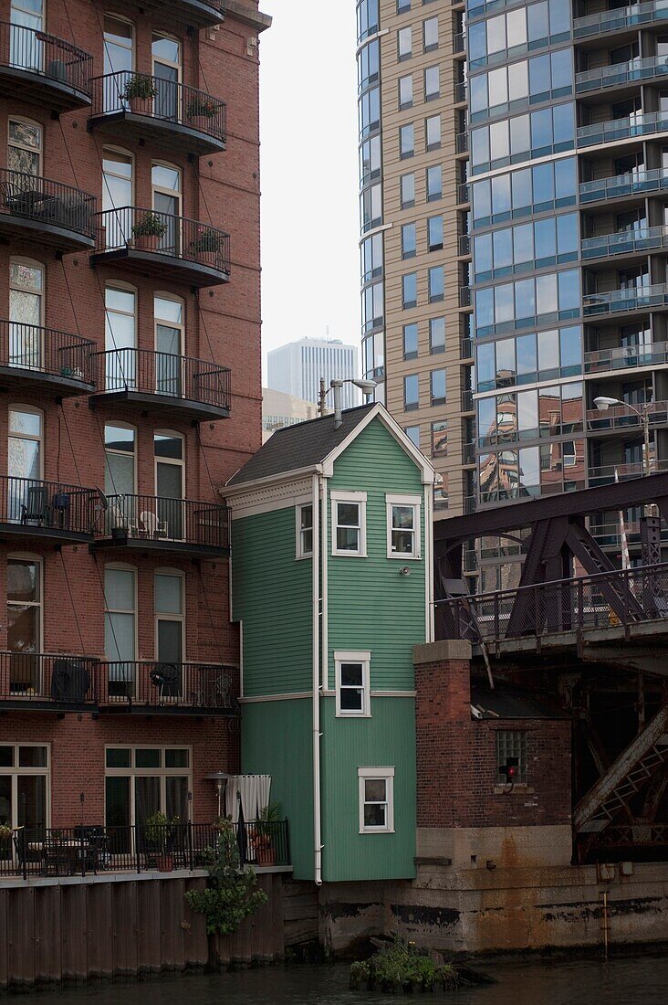 Kleines grünes Haus zwischen hohen Gebäuden, Chicago, Illinois, USA