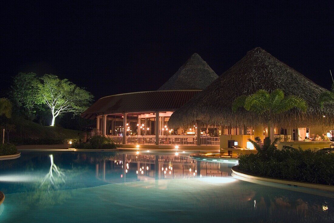 Resort-Pool bei Nacht; Costa Rica