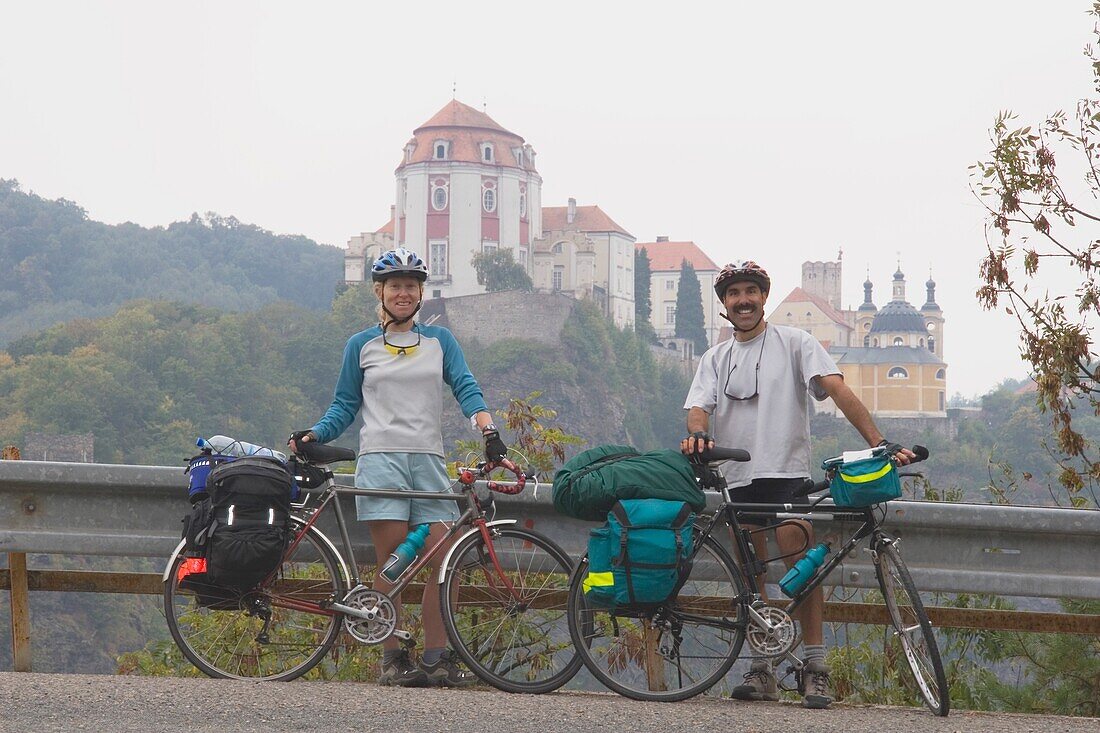 Ehepaar beim Radfahren mit Vranov Chateau im Hintergrund