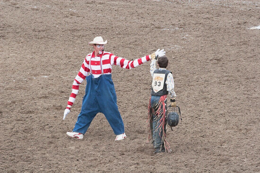 Rodeo-Clown und Cowboy, Calgary Stampede Rodeo, Calgary, Alberta, Kanada