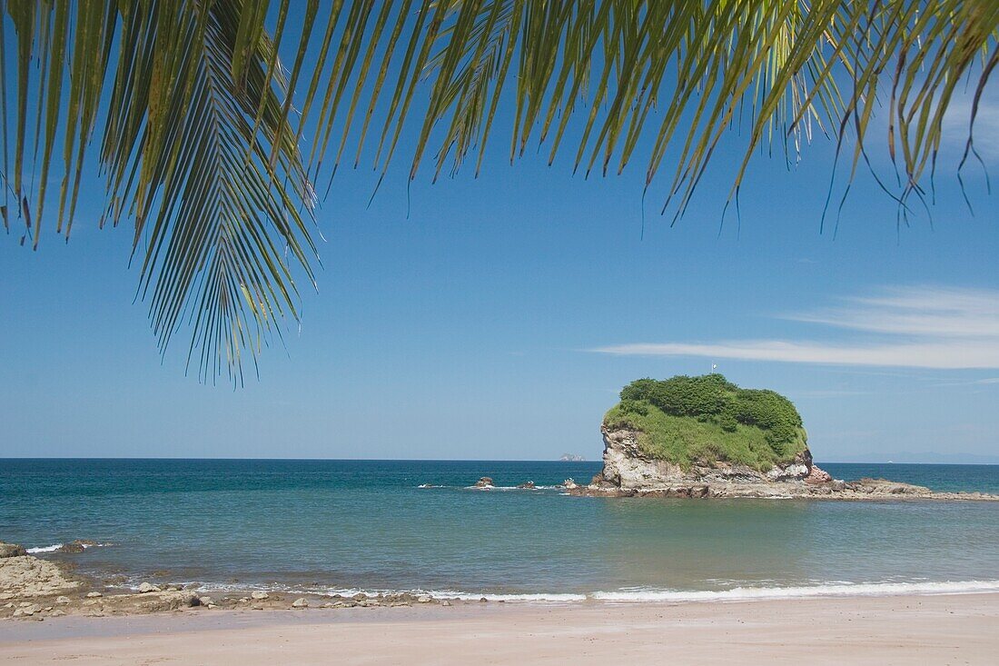 Costa Rica; Kleine Felseninsel vor dem Strand