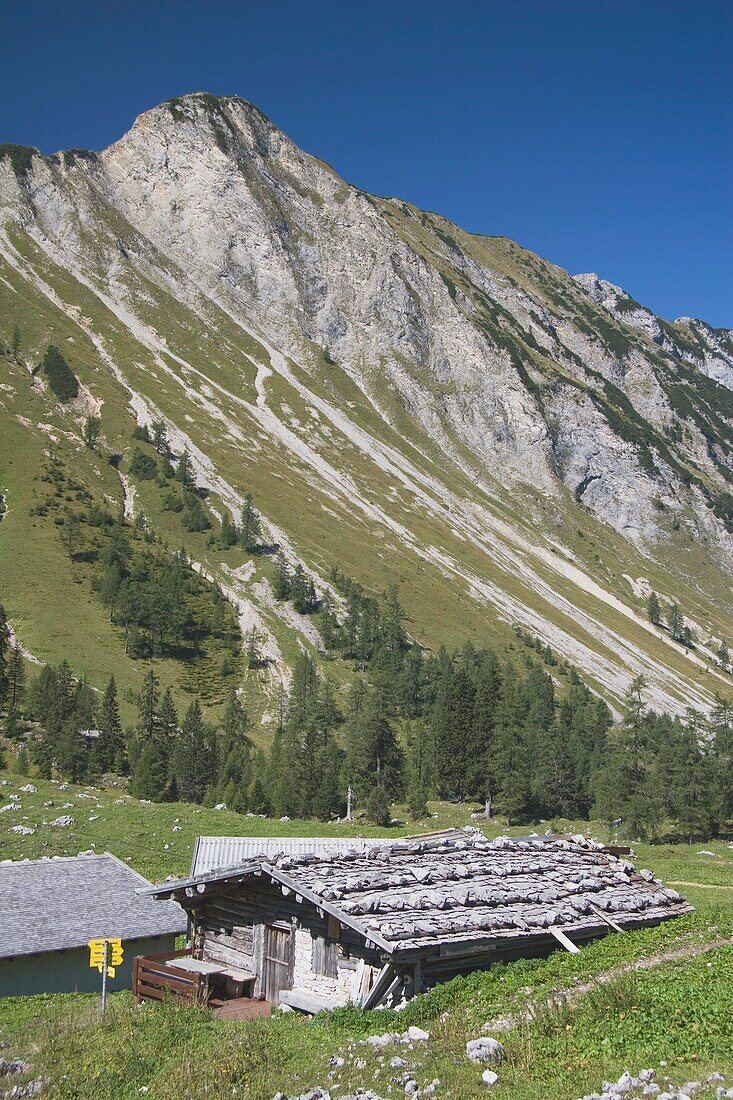Maurach, Österreich; Hölzerne Almhütte in den Bergen