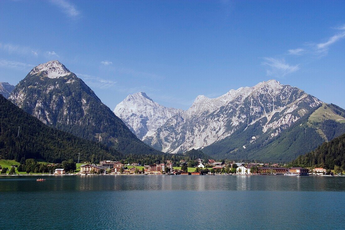 Pertisau, Tirol, Österreich; Das Dorf Pertisau und der Achensee und die Berge